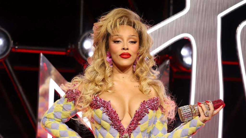 Doja Cat's Daring Neckline Drops Jaws at MTV VMAs 2025