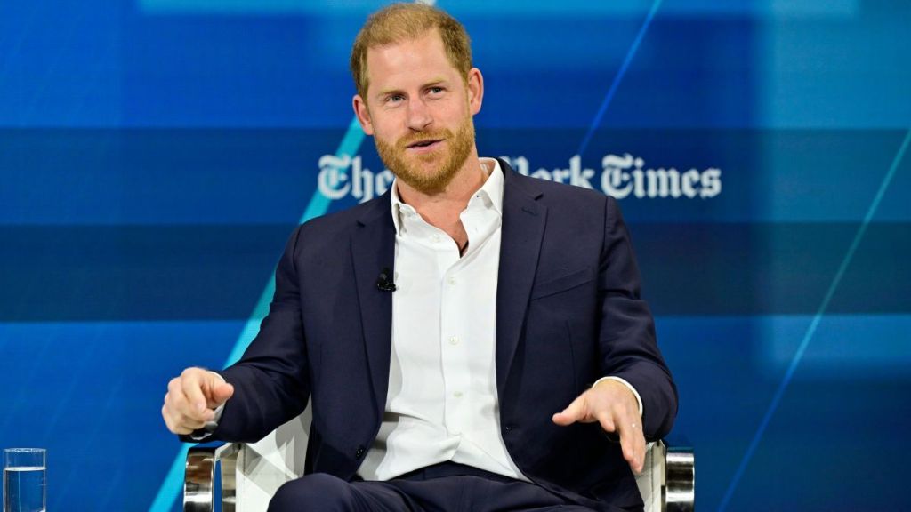 'Homesick' Prince Harry Reaching Out to Friends With Lengthy Texts, Says 'Old Pal'