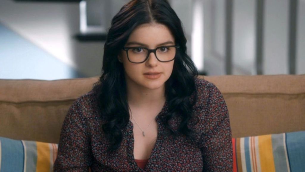Modern Family star Ariel Winter, who played girl genius Alex Dunphy on the show, seems to have joined the bandwagon to bring the sitcom back.