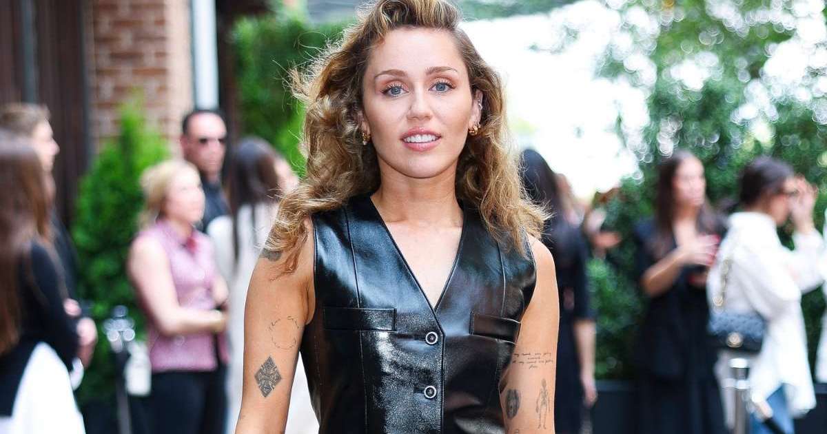 Fans React to Miley Cyrus Wearing Nothing But Body Paint - Mandatory