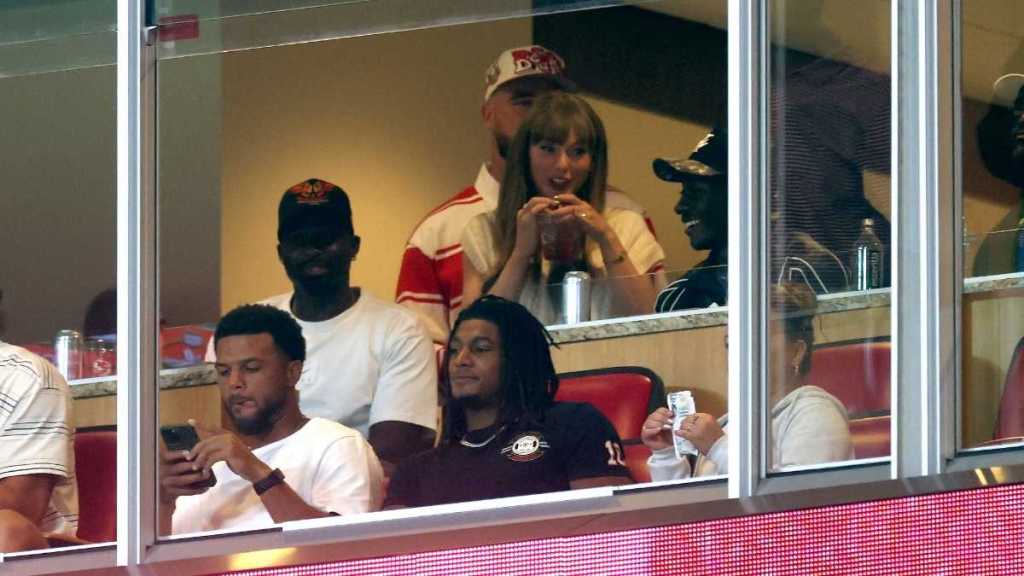 Fans React to Taylor Swift Flaunting Her Legs in Mini-Skirt