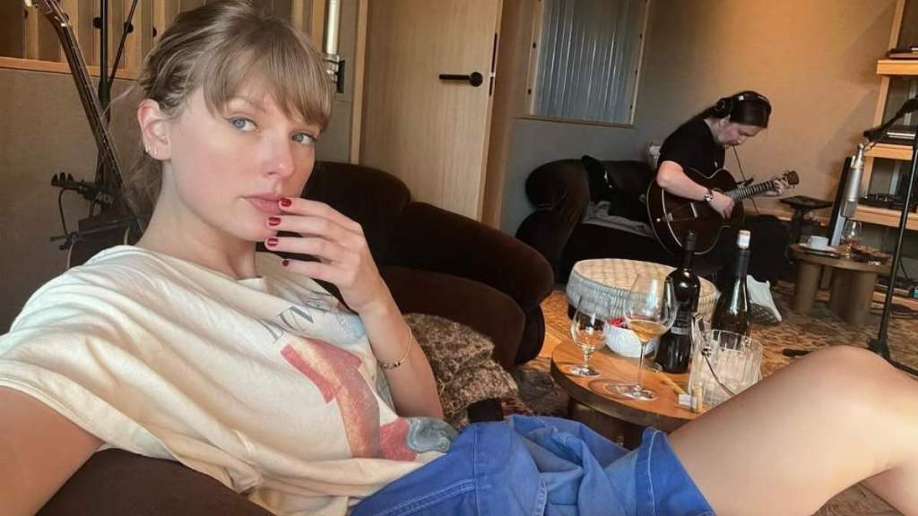 Photos: Taylor Swift Shares 'Unforgettable Experience' of Creating New Album Songs in Studio