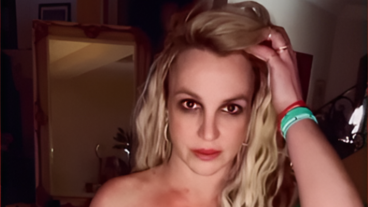 Britney Spears Shows Off Her Dance Moves in White Underwear Mandatory(01)