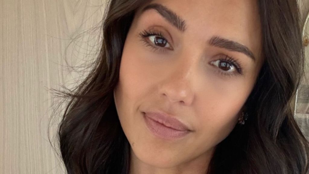 Jessica Alba's Selfie in Tank-Top Has Fans Saying 'Extremely Beautiful'