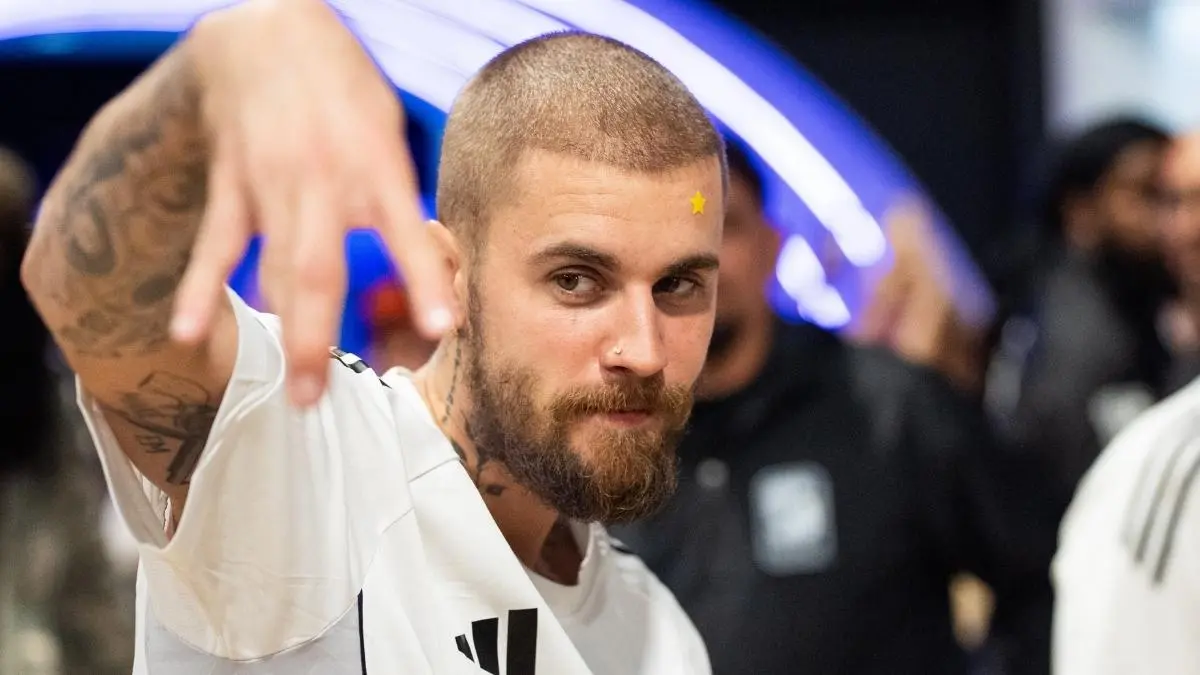 Justin Bieber Skating Shirtless Has Fans Calling Him 'SK8ER Boi