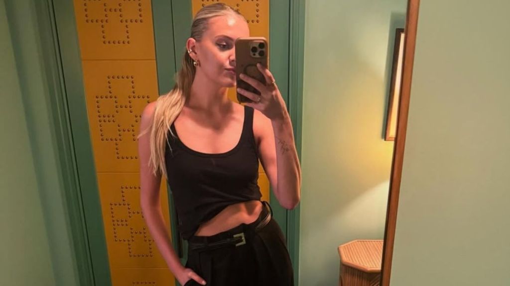 Kelsea Ballerini’s Big Hoodie & Tiny Shorts Photos Are Too Cozy