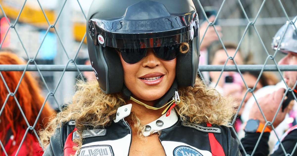 Beyonce Wearing Zip-Front Bodysuit Will Make You Look Twice - Mandatory