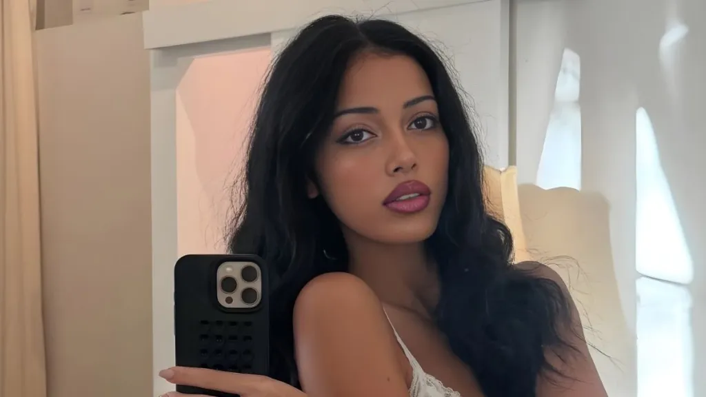 Model Cindy Kimberly's Lace Bodysuit Photos Are the 'Hottesttt'