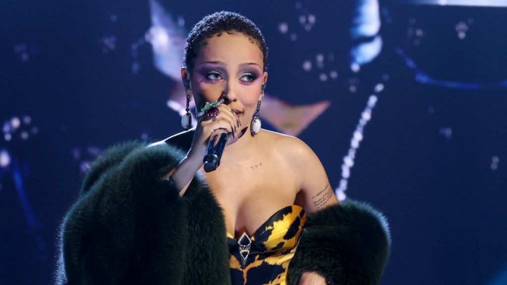 'Showgirl' Doja Cat Wearing Fishnet Stockings Is Must See