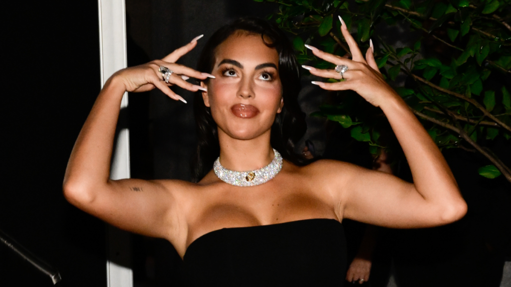 Cristiano Ronaldo's Fiance Posing in Bed Will Make You Look Twice