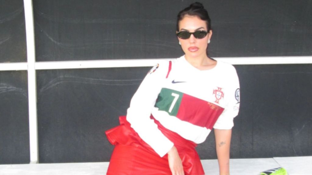 Cristiano Ronaldo's Fiancee in Red Leather Skirt Will Steal Your Heart