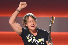 Keith Urban Performs at CMA Amid Nicole Kidman Split