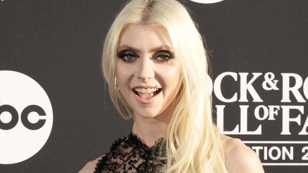 Taylor Momsen Joins 'Naked Dress' Trend With Sheer Lace Fit - Mandatory