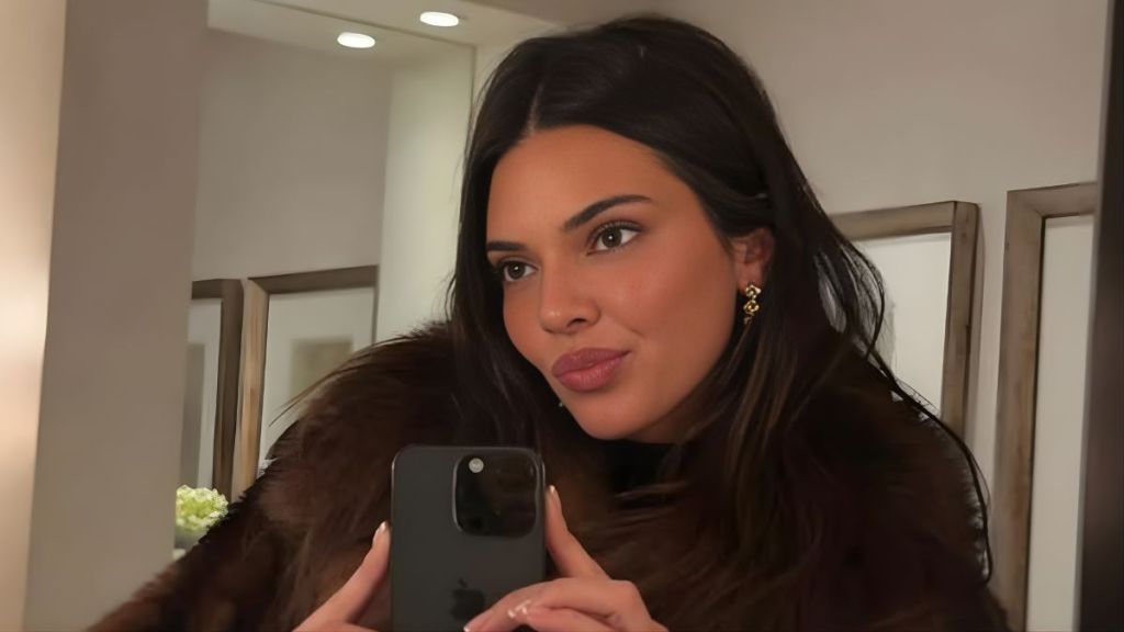 Kendall Jenner Showcases Toned Abs in Bikini