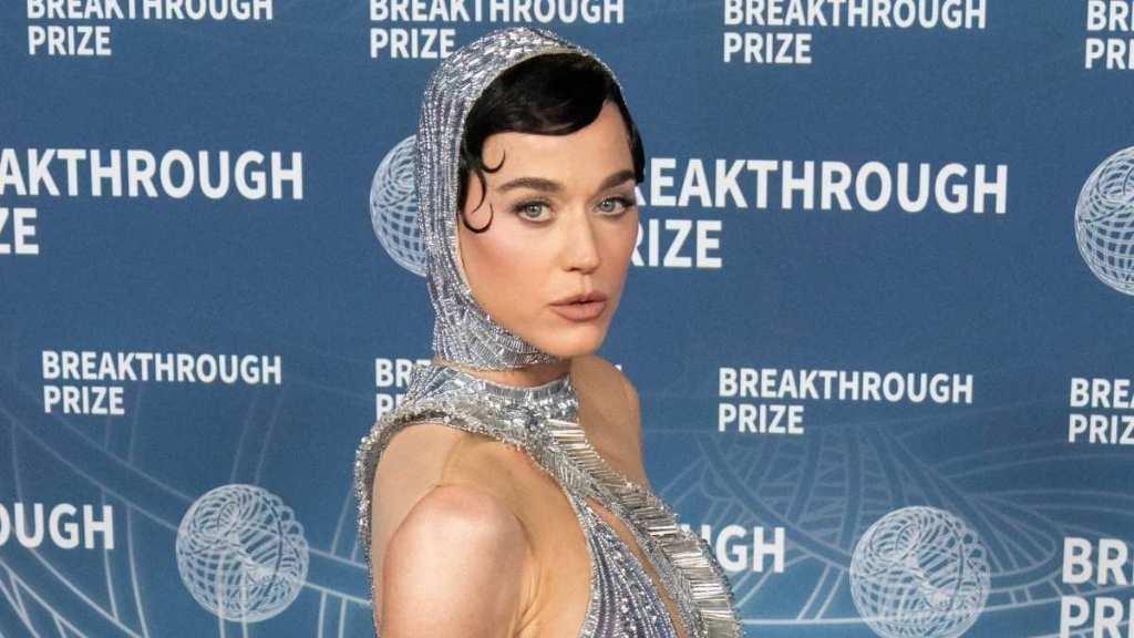 Katy Perry Wearing Strapless Mini-Dress Is Must See