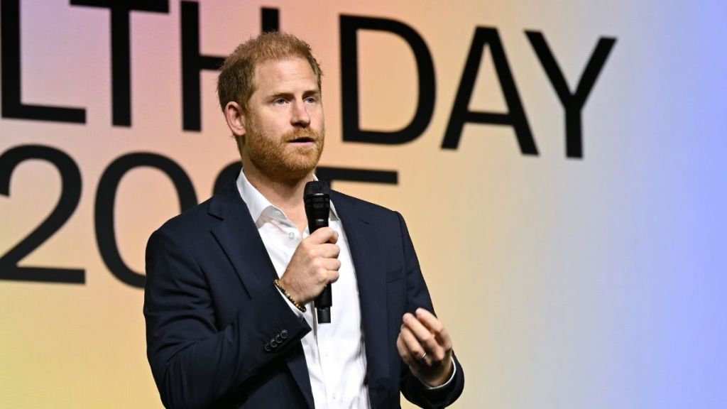 Prince Harry's Essay Hints at Pining for Prince William — Expert