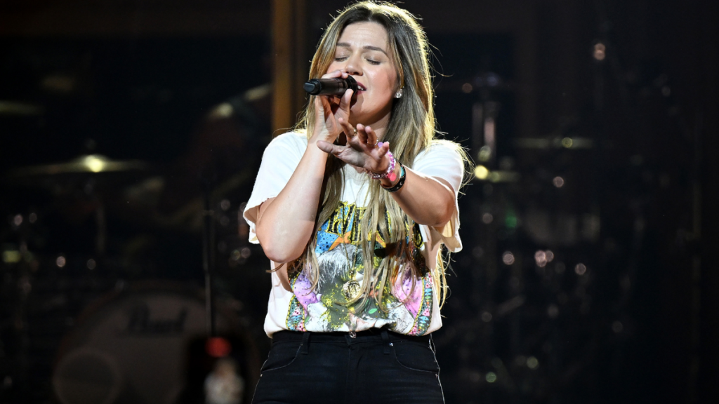 Kelly Clarkson Braves Wardrobe Malfunction at Las Vegas Concert