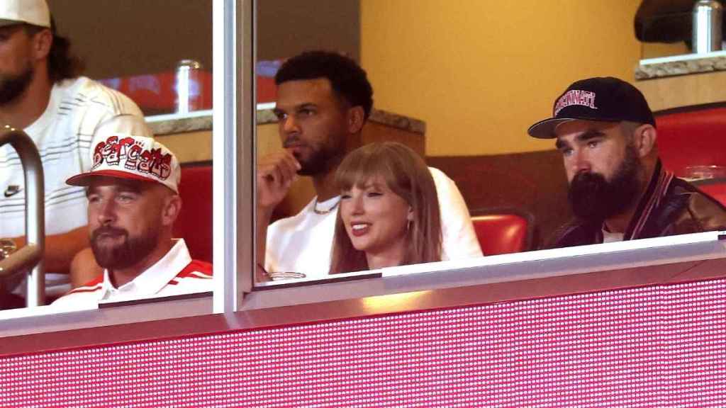 travis kelce, Taylor Swift and Jason Kelce