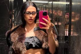 Amelia Gray's Thong Gets a Peek in Super Toned Abs Selfie