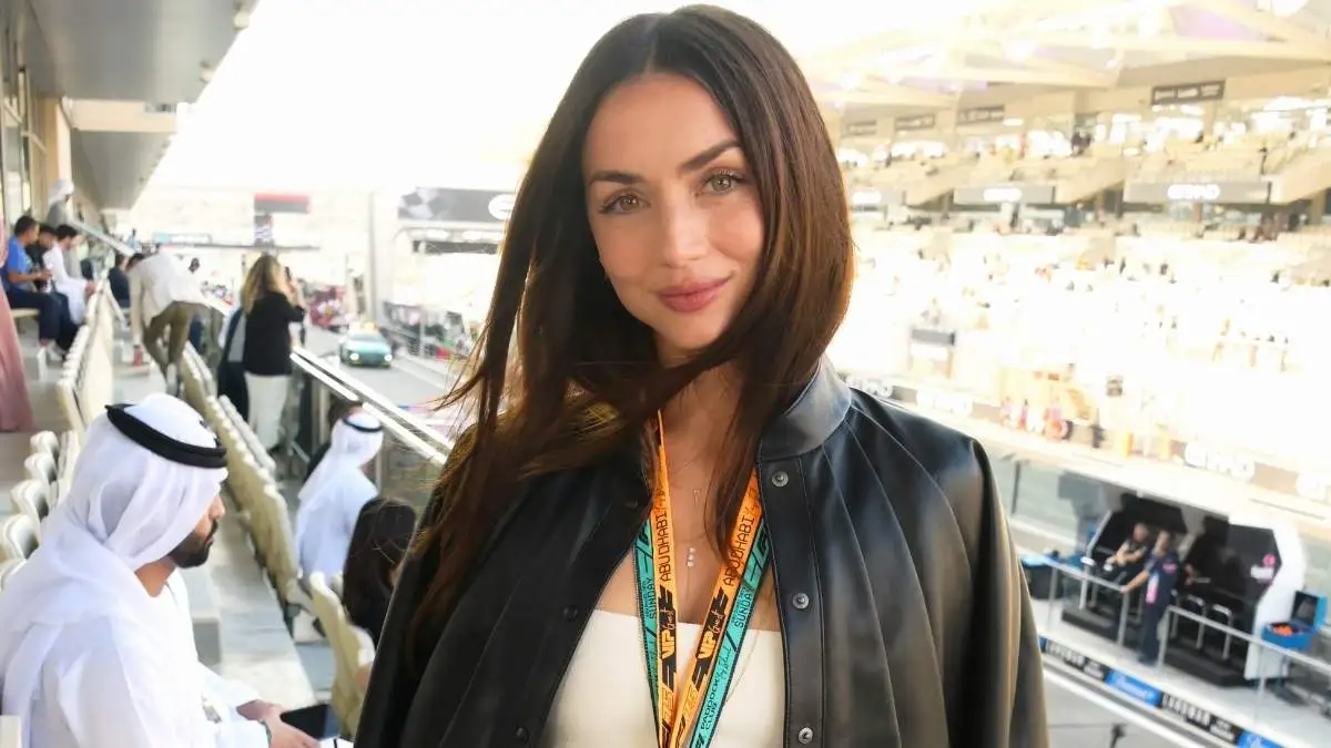 عکس آنا دِ آرماس در پیست ابوظبی با لوئیس همیلتون