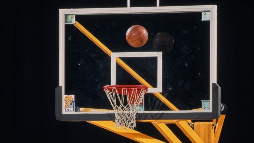 Woman’s Twerking Session on Basketball Hoop Goes Horribly Wrong