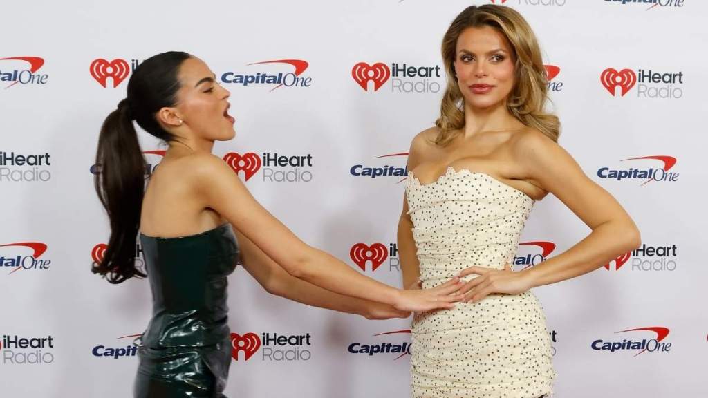 Brooks Nader Strips Down & Soaks in Bathtub With Sister