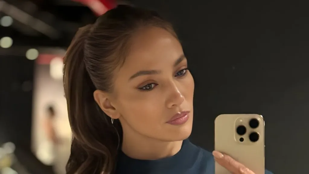 Jennifer Lopez’s Abs Steal the Show in Risky Crop Top Outfit