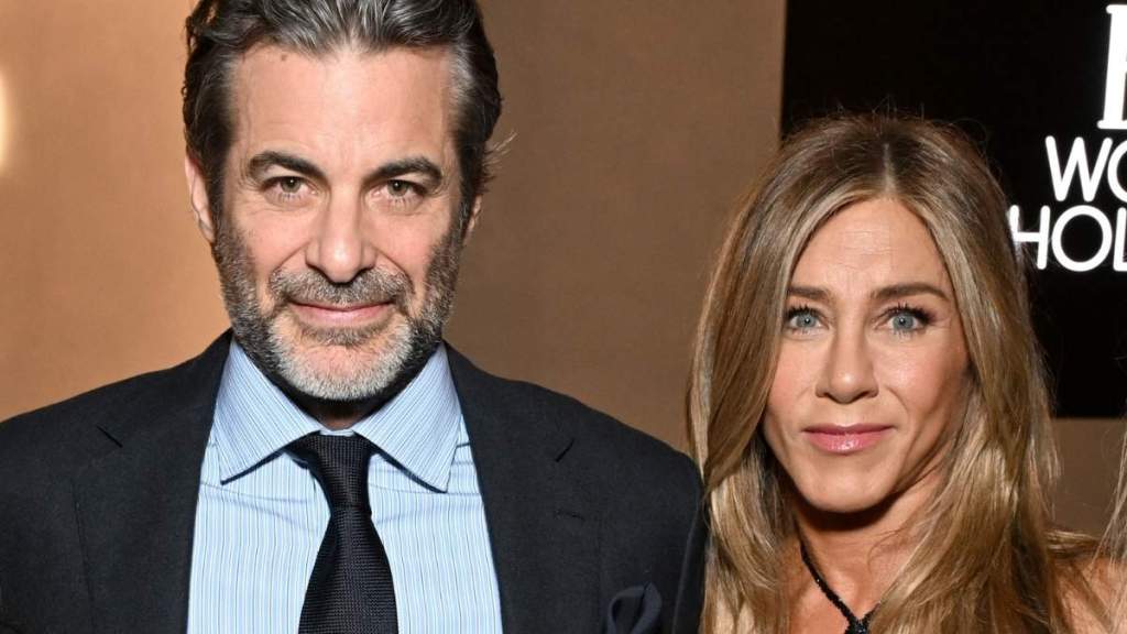 Inside Jennifer Aniston & Jim Curtis’ First Christmas Plans — Source
