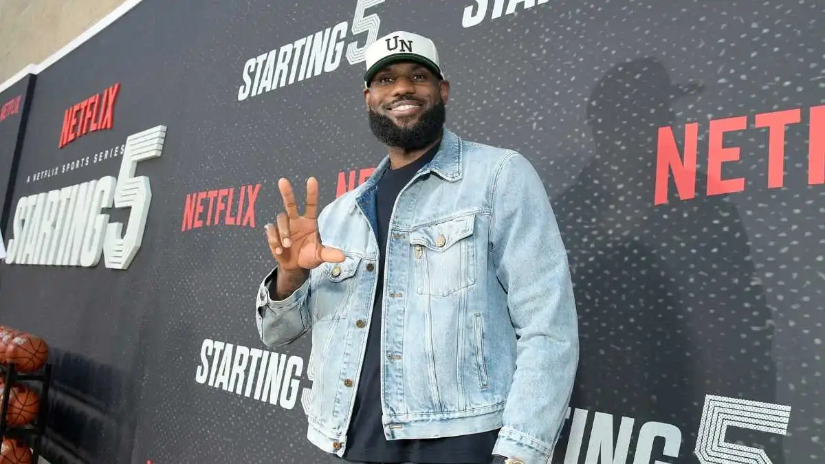 LeBron James Fans Slam Onlookers In Viral Clip Of NBA Star Eating lebron-james-fans-slam-onlookers-in-viral-clip-of-nba-star-eating