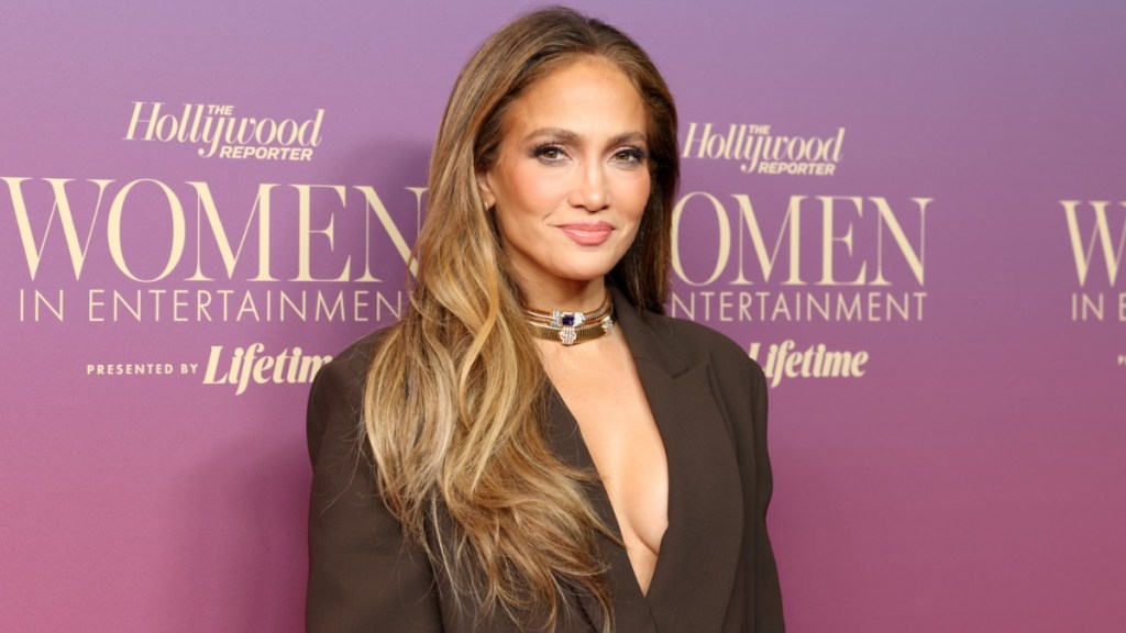 Jennifer Lopez Flaunts Her Toned Abs in Crop Top