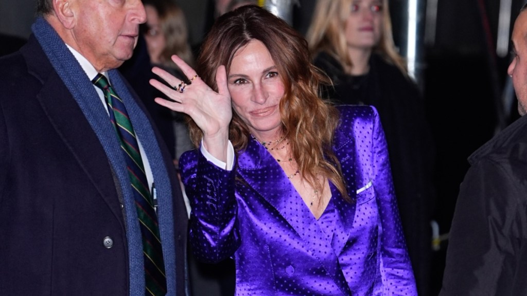 Julia Roberts Glows in Makeup-Free Photo