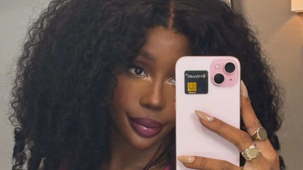 SZA's NSFW Selfie Shows Her Wearing Just a Pair of Sheer Tights