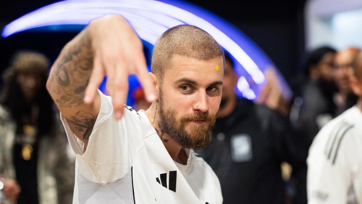 Justin Bieber Goes Shirtless While Cooking Sushi, Fans Say 'Yummy