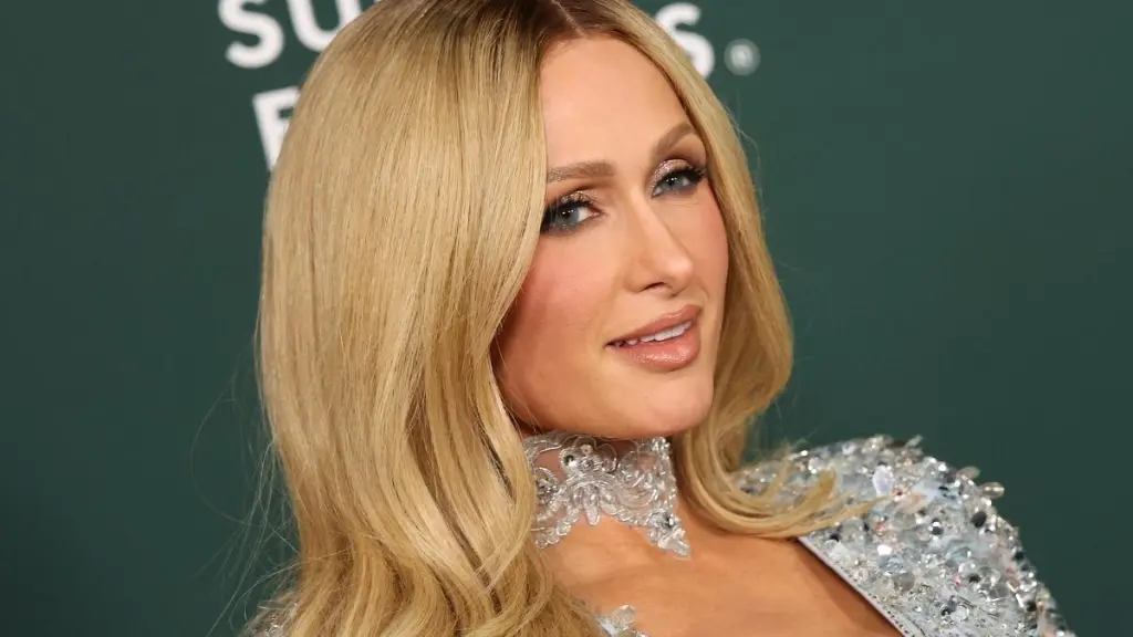 Paris Hilton’s Mini-Dress Puts Her Legs on Full Display