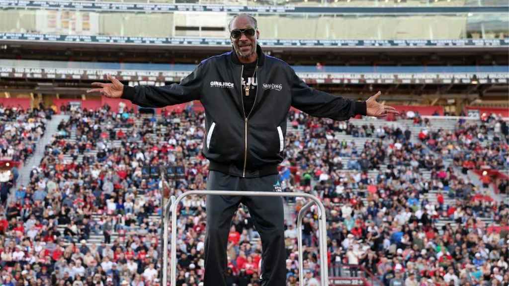 Snoop Dogg Stuns Fans With His ‘Cat Like Reflexes’ at Arizona Bowl