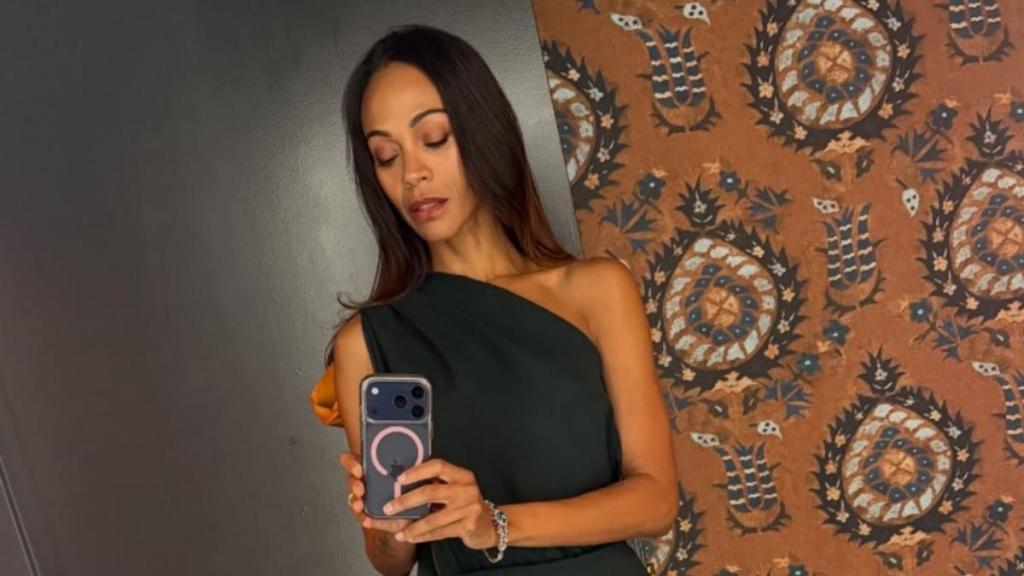Zoe Saldana Looks 'Hot' in Waist-High Slit Dress