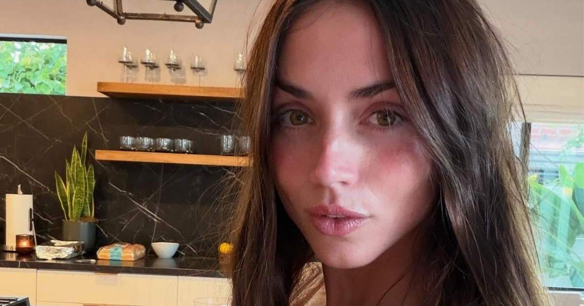 Ana de Armas Flaunts Sculpted Abs in Bold Gym Fit - Mandatory