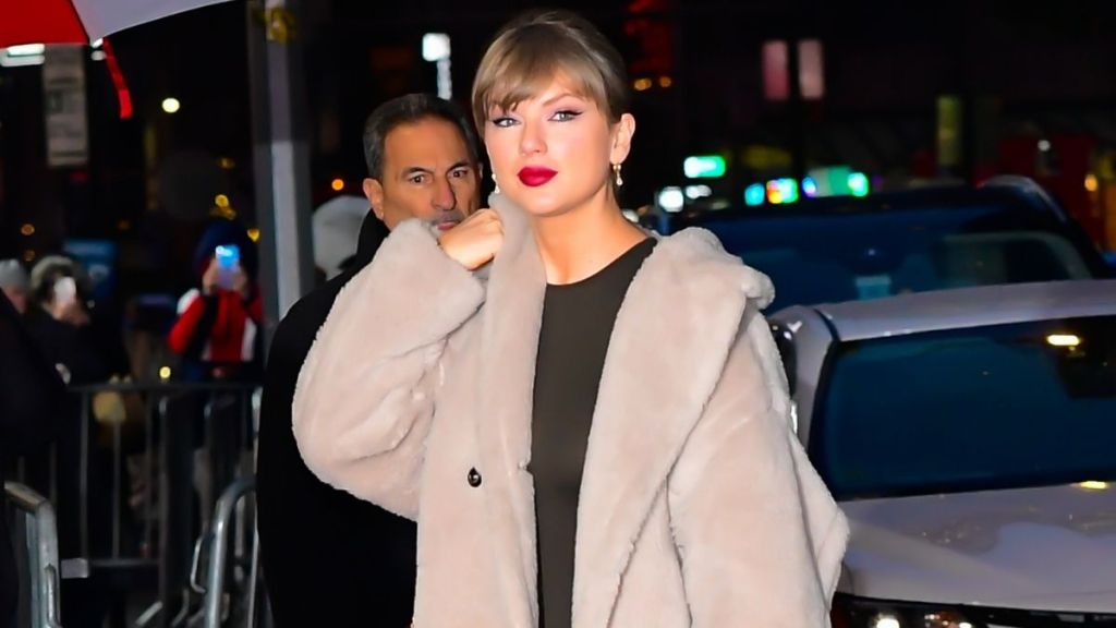 Taylor Swift’s Long Legs in Tiny Mini Skirt Are Breaking the Internet