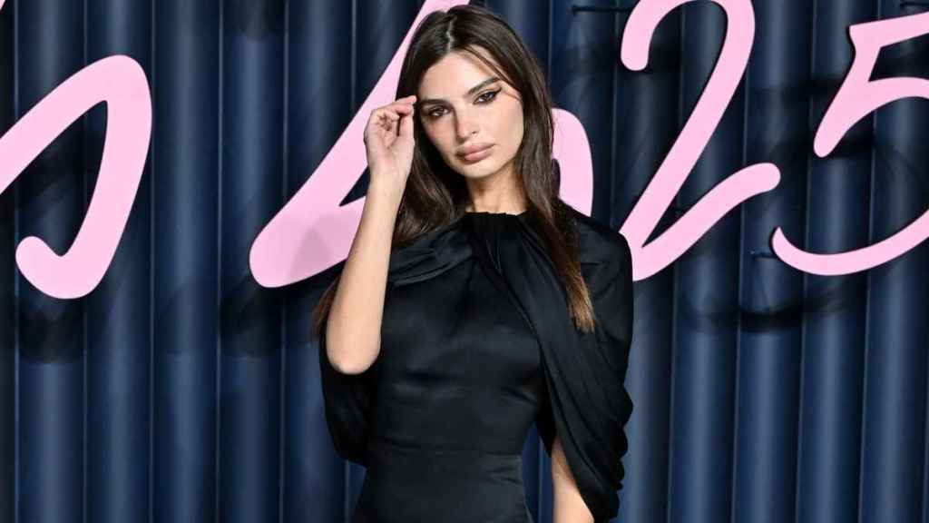 Emily Ratajkowski Flaunts Twerking Skills in Sheer Skirt