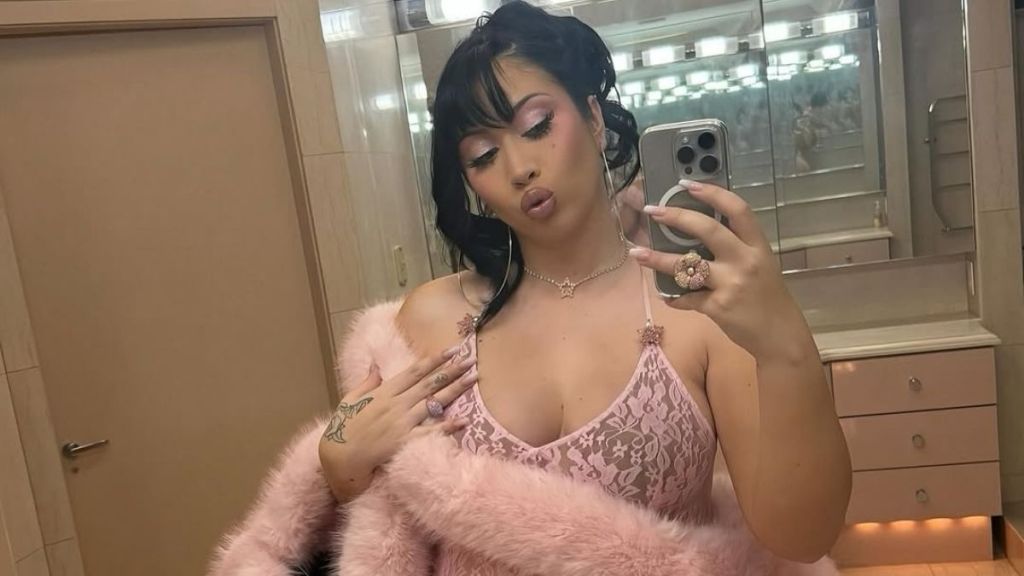 Kali Uchis’ Crop Top & Micro Shorts Look Is Must-See