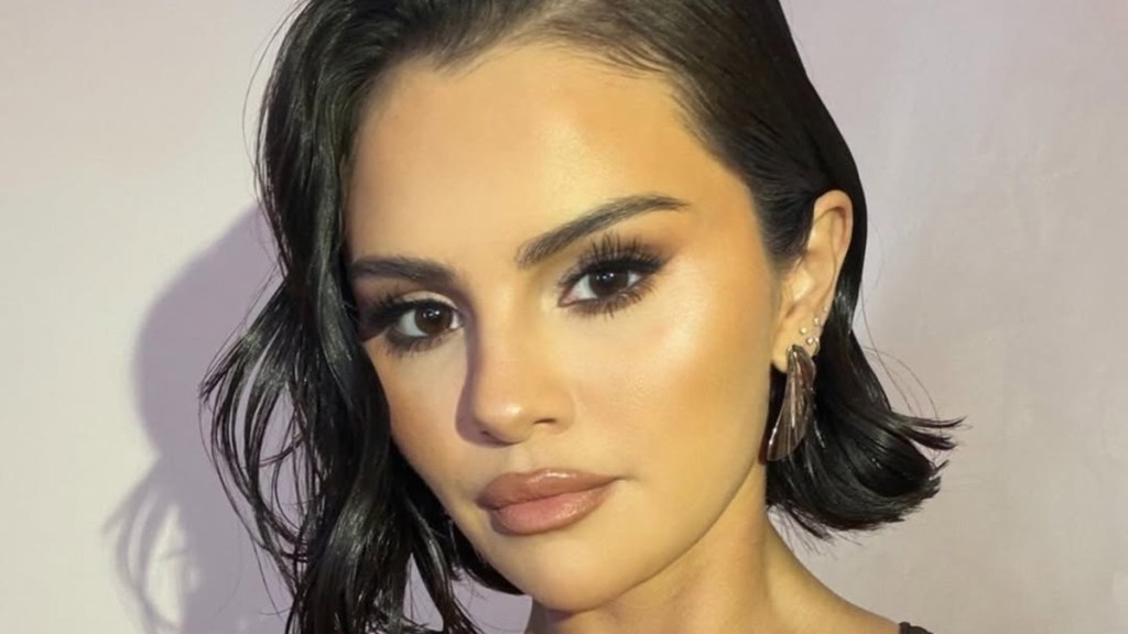 Selena Gomez Looks 'So Good' in Tank Top Selfie