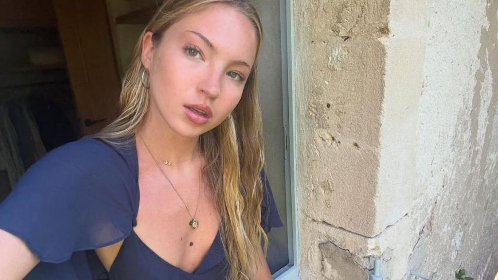 Lila Moss’ Bikini Photo Exposes a Set of Unbelievable Toned Abs