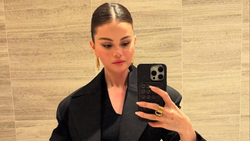 Selena Gomez in Strapless Black Dress Is a Moment