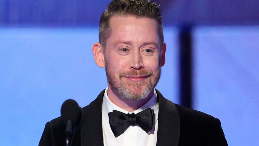 Macaulay Culkin Marks Golden Globes Return With Nod to His ‘Holiday’ Fame