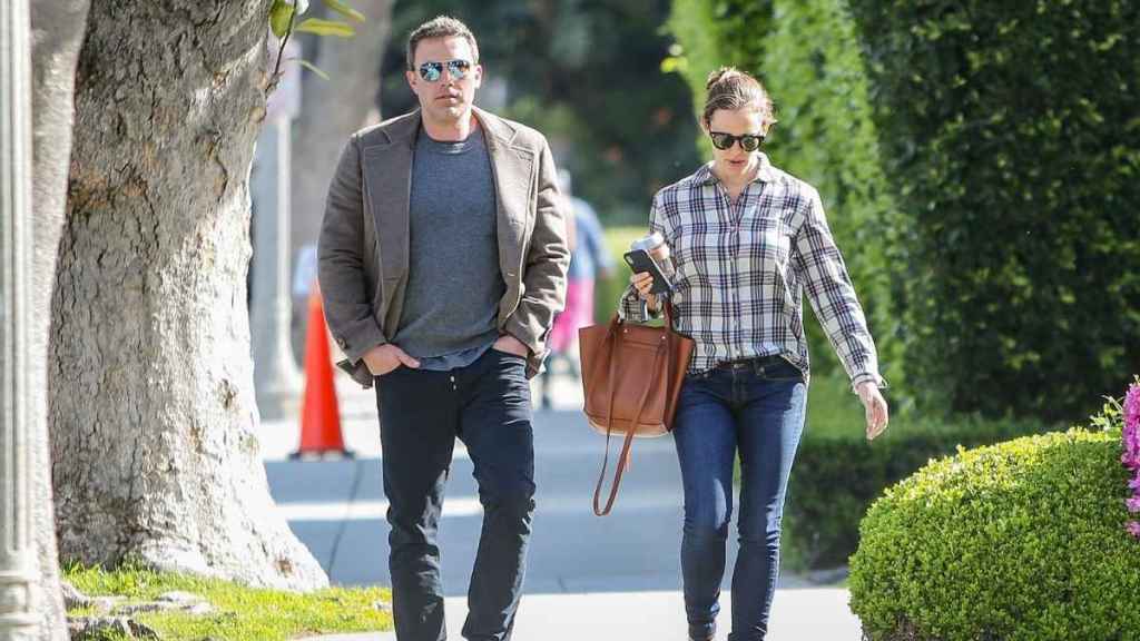 Ben Affleck & Ex Jennifer Garner Don’t ‘Push’ Kids With ‘Complicated’ Move