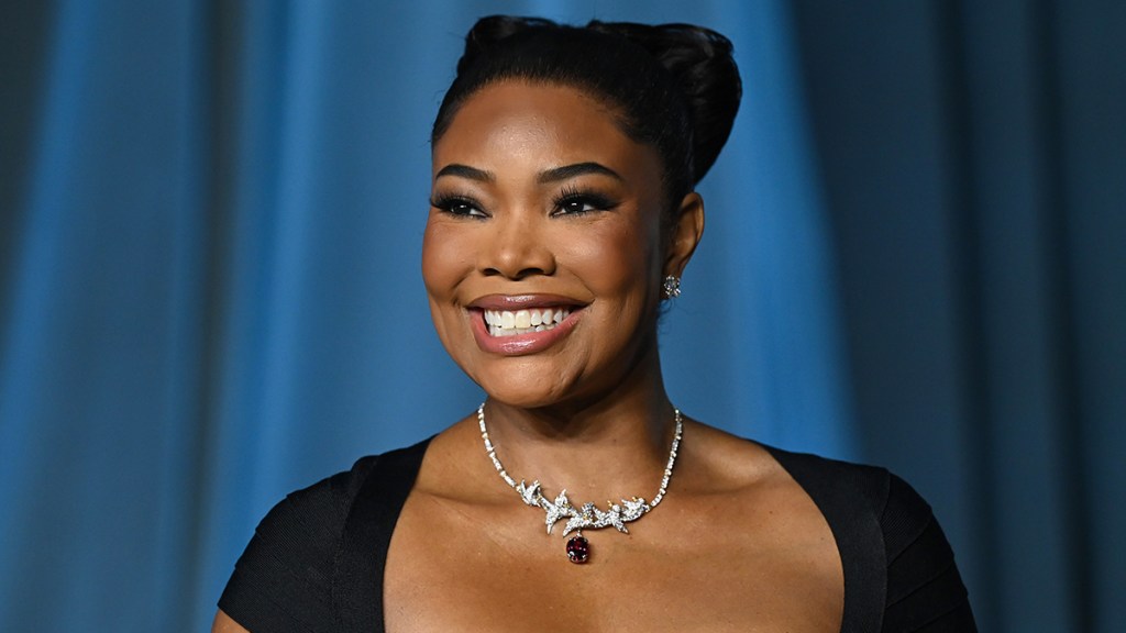 Gabrielle Union-Wade Poses Completely Nude While in Onsen