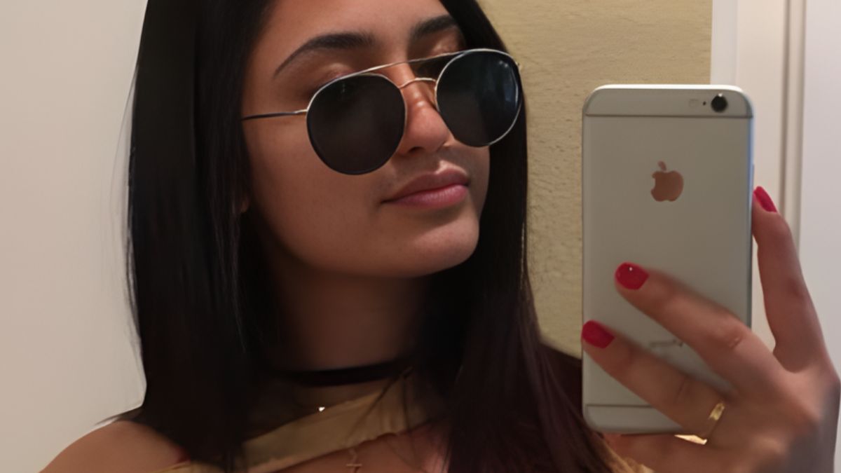 Leah Kateb’s Throwback Selfie in Sheer Bra Is Unmissable - Mandatory
