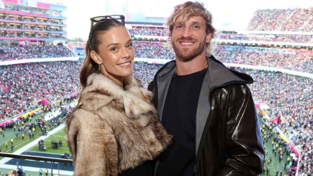 Logan Paul 'Humbled' by Wife’s Intense Shoulder Workout in New Clip