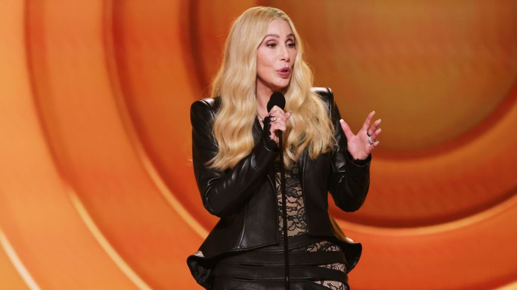 Cher Names Luther Vandross Instead of Kendrick Lamar, Flubs Grammy Win