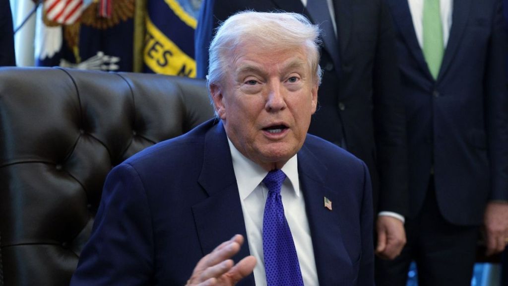 'Will Donald Trump Get Impeached?' Trends Amid Poll Ratings